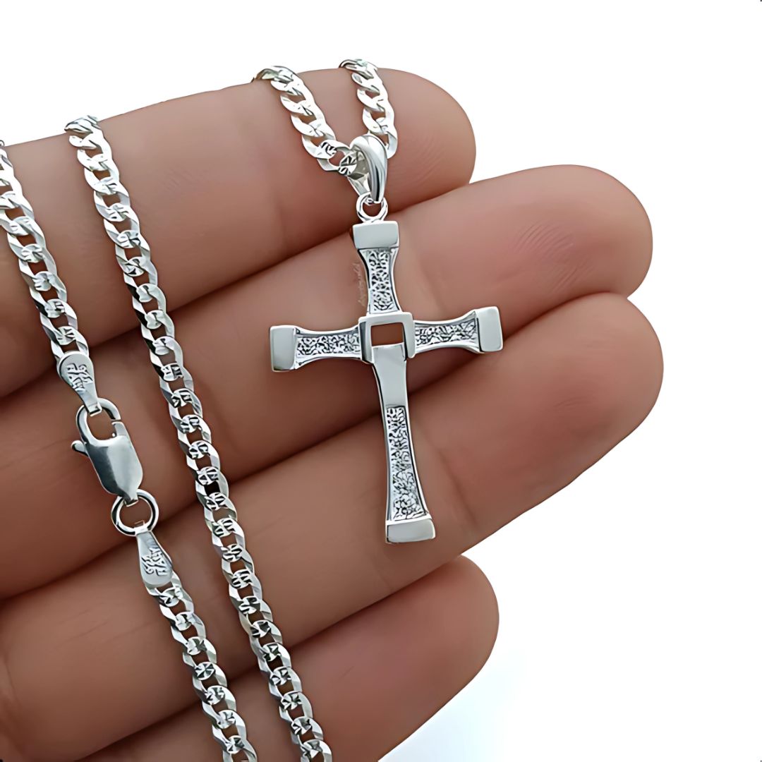 Collar Cruz Toretto™ Estilo, Fuerza y Lealtad en una Joya Única